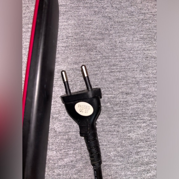 NWOT Pink and Black Flat Iron - Picture 3 of 5